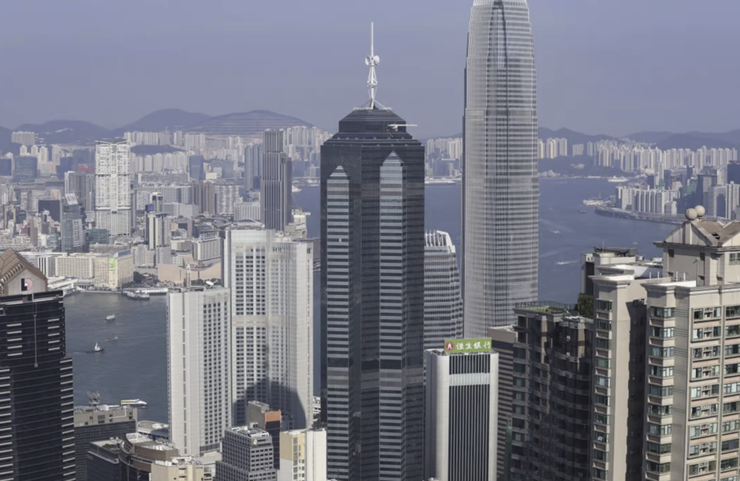 香港一幢大楼每年租金收入超过40亿，顶层设有40多个万达广场，背后由两个豪门掌控